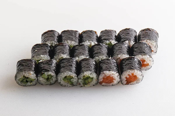 Japońskie Sushi Rolka Zestaw Rybami — Zdjęcie stockowe