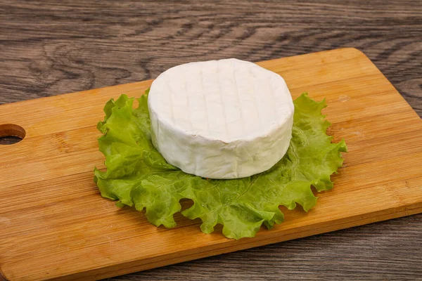 Delizioso Brie Tradizionale Formaggio Morbido Rotondo — Foto Stock