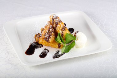 Dondurma ve naneli gevrek muz.