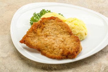 Kızarmış tavuk göğsü şnitzel ve patates püresi.