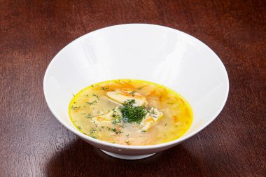 Sebzeli ve otlu diyet tavuk çorbası.