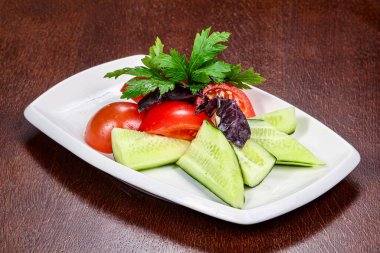 Dilimlenmiş sebzeli salata - domates, salatalık ve maydanoz