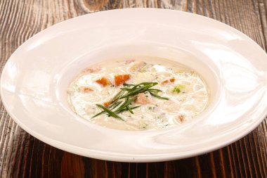 Somonlu geleneksel Fin balık kreması çorbası