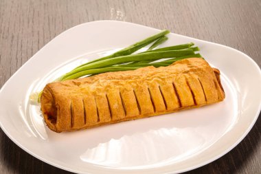 Hamurdaki lezzetli sosis yeşil soğan servis ediyordu.