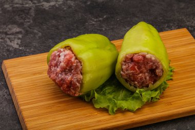 Çiğ dolma yeşil dolma biber ve et.