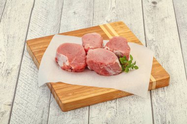 Çiğ domuz madalyonu yemek pişirmek için biberiye servis edilir.