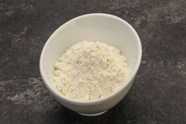 Buğday unu kasede yemek pişirmek için.