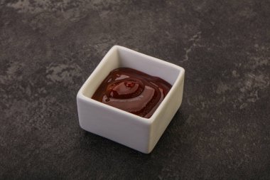 Geleneksel domates barbekü sosu kasede