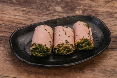 Peynirli ve sarımsaklı jambonlu sandviç.