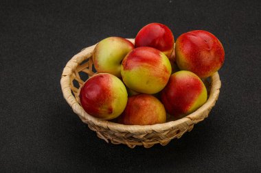 Sepette küçük yeşil nektarinler