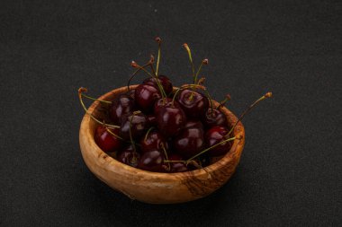 Sepette olgun kuş kirazı