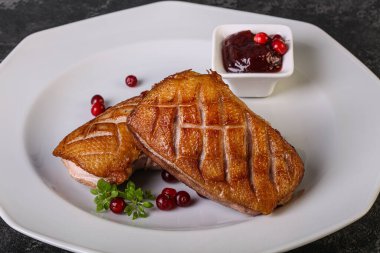 Kızarmış ördek göğsü ve çilek sosu. 