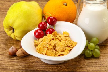 Mısır gevreği, meyve ve sütle kahvaltı