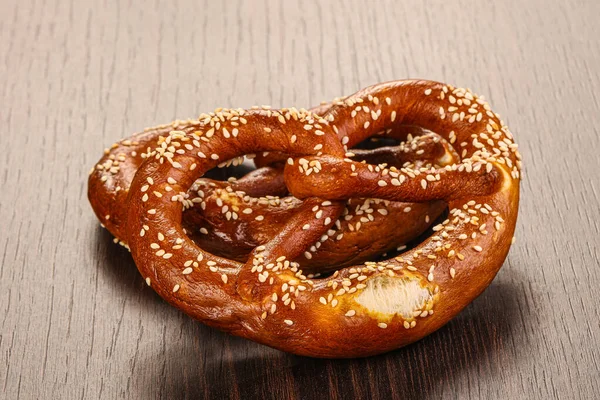 Solone Smaczne Niemieckie Tradycyjne Pretzel Izolowane — Zdjęcie stockowe