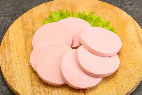 Serpiente Salchicha Rodajas Sobre Tablero Servido Ensalada Hojas —  Fotos de Stock