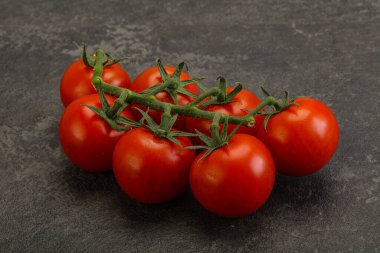 Taze olgun domates dalıyla izole edilmiş.