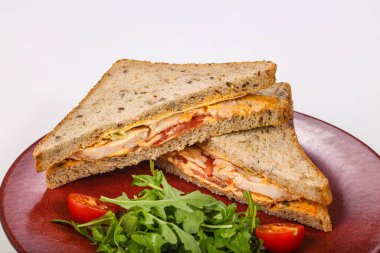 Tavuk göğsü, sos ve peynirli sandviç.