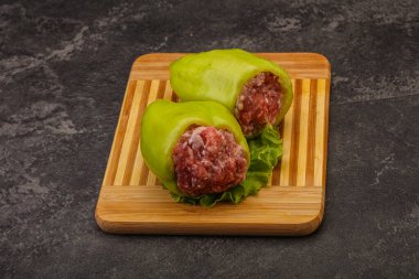 Pişirmek için çiğ biber ve et.