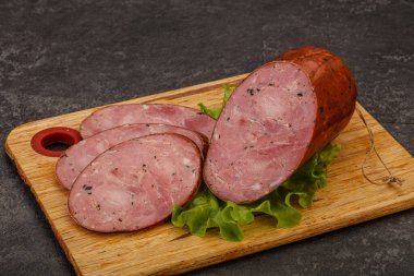 Baharatlı ve otlu füme jambon.