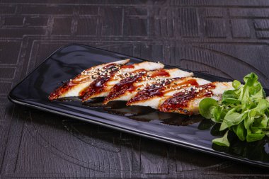 Dilimlenmiş yılan balıklı Japon mutfağı.