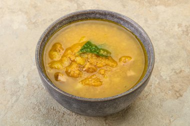 Füme et ve sebzeli bezelye çorbası.