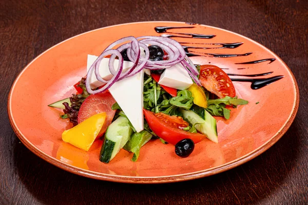 치즈와 야채를 곁들인 전통적 그리스 샐러드 — 스톡 사진