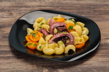 Ahtapot, maydanoz ve sarı domatesli makarna. 