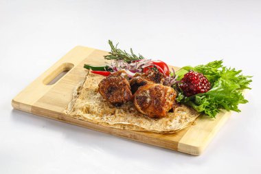 Izgara tavuk budu ızgara şiş salata ve biberiye servis edildi.