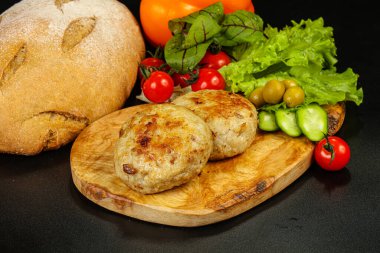 Ev yapımı pirzola ve kıyma.