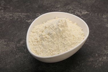 Buğday unu kasede yemek pişirmek için.