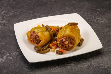 Doldurulmuş dolma dolma biber, et ve pilav.