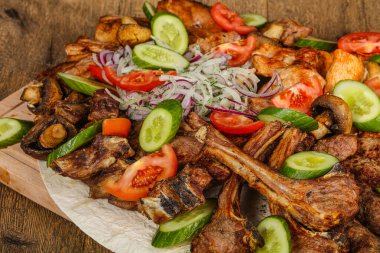 Izgara et, barbekü ve sebze karışımı. 