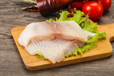 Pişirmek için çiğ pangasius fileto balığı.