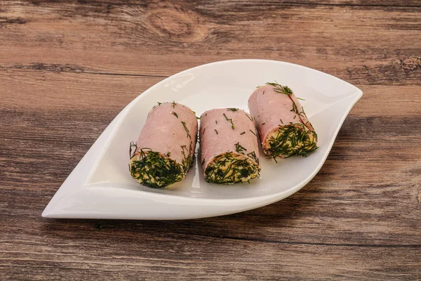 Peynirli ve sarımsaklı jambonlu sandviç.