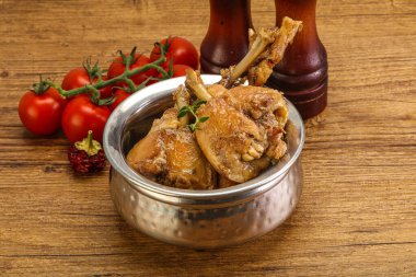 Tatlı ve baharatlı soslu tavşan yahnisi.