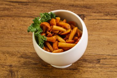 Terbiye edilmiş mantar. Kasede küçük bal aromalı.