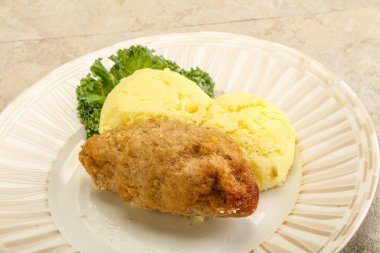 Patates püresiyle doğranmış etten çıtır tavuk pirzolası.