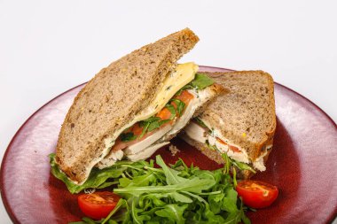 Tavuk göğsü, domates ve peynirli sandviç.