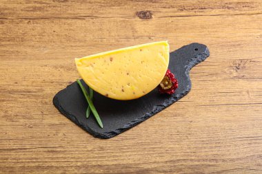 Cevizli sert peynir tuğlası.