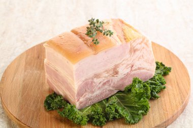 Ev yapımı domuz pastırması.