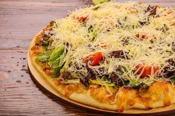 Pizza Caesar Κοτόπουλο Τοματοσαλάτα Και Τυρί — Φωτογραφία Αρχείου