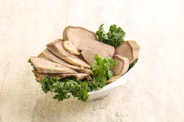 Geschnitten Schweinezunge Snack Vorspeise Serviert Basilikum — Stockfoto