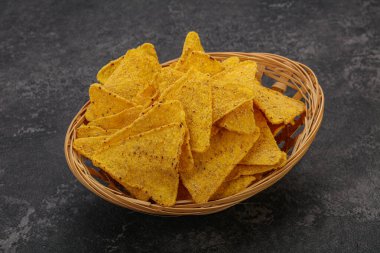 Meksika mısır cipsi üçgen yığını.