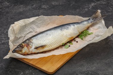 Biber ve baharatlı tuzlu ringa balığı.