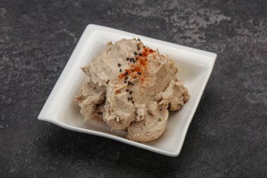 Kavanozda baharatlı ringa yağı var.