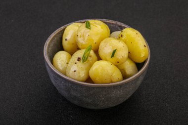 Kasede taze haşlanmış patates soğan servis edildi.