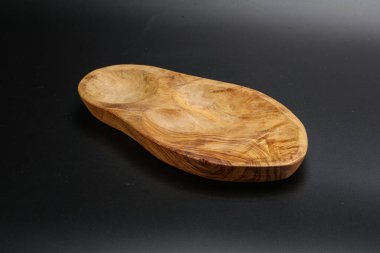 Mutfak için siyah arkaplan üzerine zeytin ağacı tahtası