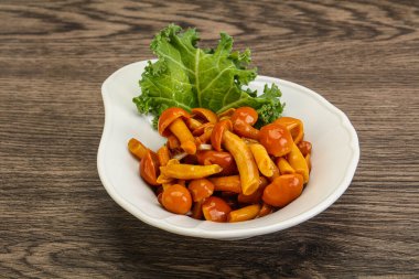 Terbiye edilmiş mantar. Kasede küçük bal aromalı.