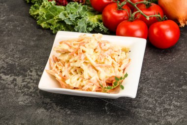 Lahana ve havuçlu vejetaryen lahana salatası.