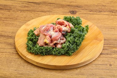 Pişirmek için çiğ tavuk midesi.